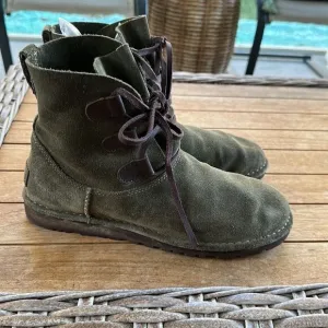 Ugg ELVI Women Suede Spruce Ankle Boots 9