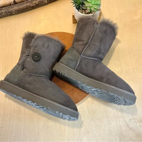 *UGG | Grey Sheepskin Shearling Bailey Button Boots SN 1016220 Size 9