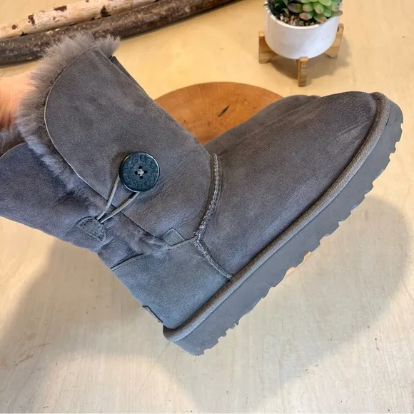 *UGG | Grey Sheepskin Shearling Bailey Button Boots SN 1016220 Size 9