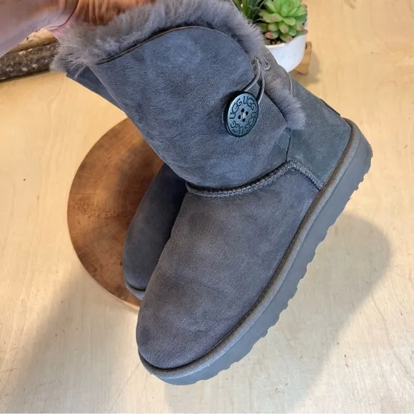 *UGG | Grey Sheepskin Shearling Bailey Button Boots SN 1016220 Size 9