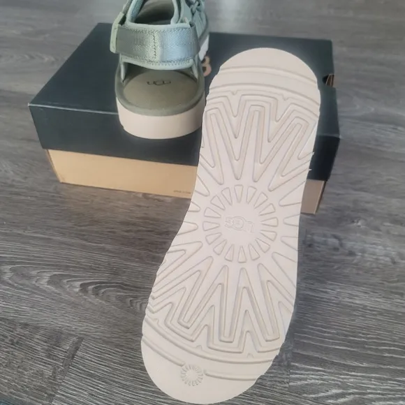 UGG MEN GOLDENCOAST MULTI STRAPS SANDALS