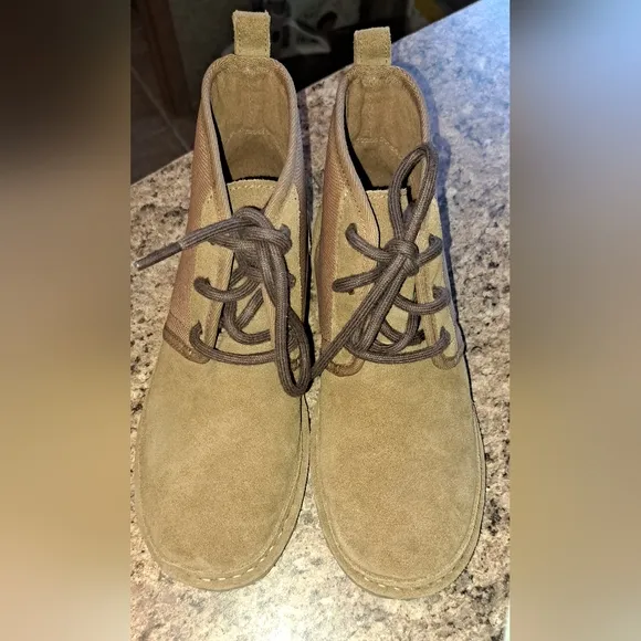 UGG Neumel ll Boy's Boot Size 4 Chestnut Suede &amp; Synthetic Lightweight
