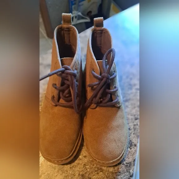 UGG Neumel ll Boy's Boot Size 4 Chestnut Suede &amp; Synthetic Lightweight