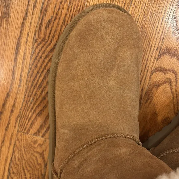 UGG Women's Boots  Mini Fluff Bow Chestnut size 7