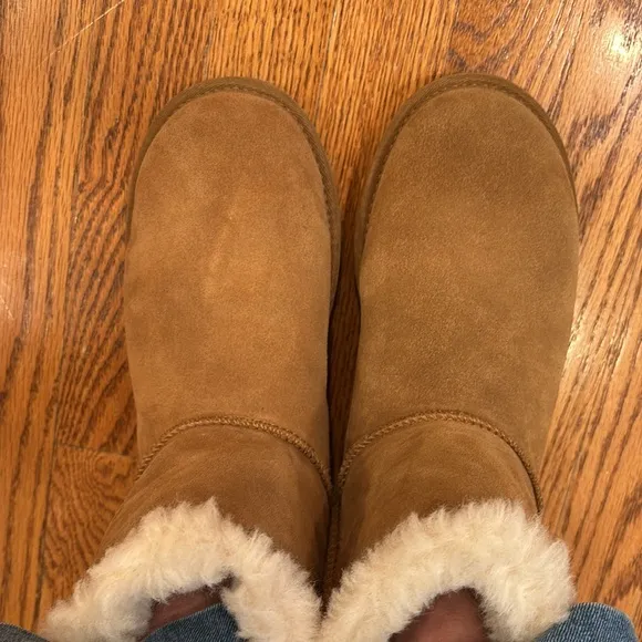 UGG Women's Boots  Mini Fluff Bow Chestnut size 7
