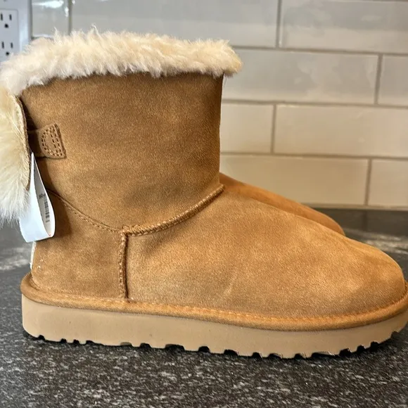 UGG Women's Boots  Mini Fluff Bow Chestnut size 7