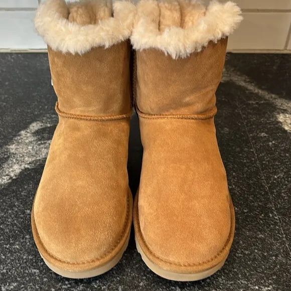 UGG Women's Boots  Mini Fluff Bow Chestnut size 7