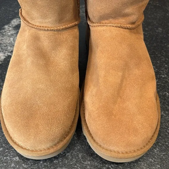 UGG Women's Boots  Mini Fluff Bow Chestnut size 7