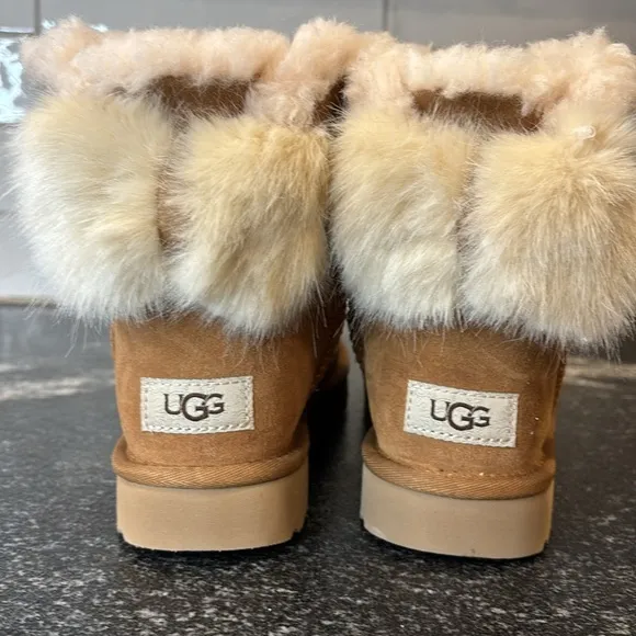 UGG Women's Boots  Mini Fluff Bow Chestnut size 7