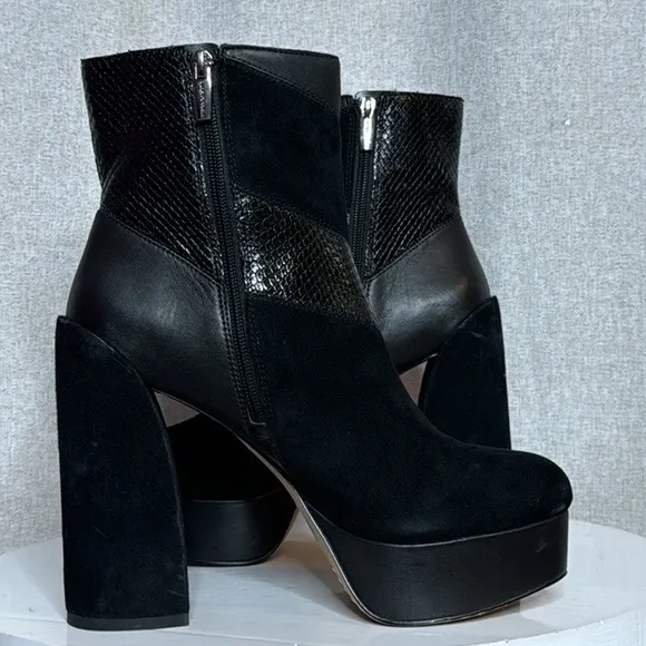 VINCE CAMUTO GILISAMA BLACK SUEDE PATCHWORK BLOCK HEEL PLATFORM ANKLE BOOTS NWOT