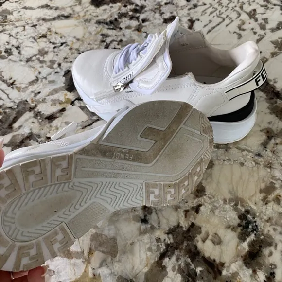 Woman’s Fendi sneaker 6.5