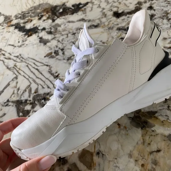 Woman’s Fendi sneaker 6.5