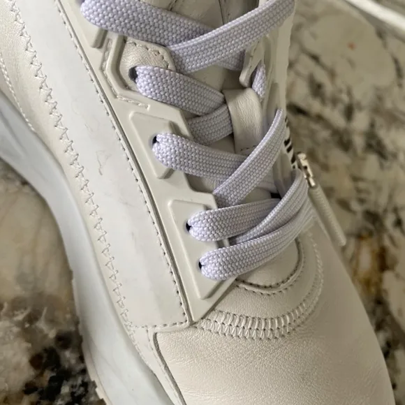 Woman’s Fendi sneaker 6.5