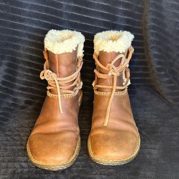 Women's Caspia UGG Boots Size 6 Used Beautiful Sheepskin Boots Retail $154