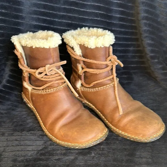 Women's Caspia UGG Boots Size 6 Used Beautiful Sheepskin Boots Retail $154
