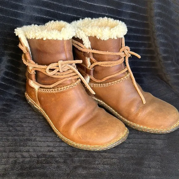 Women's Caspia UGG Boots Size 6 Used Beautiful Sheepskin Boots Retail $154