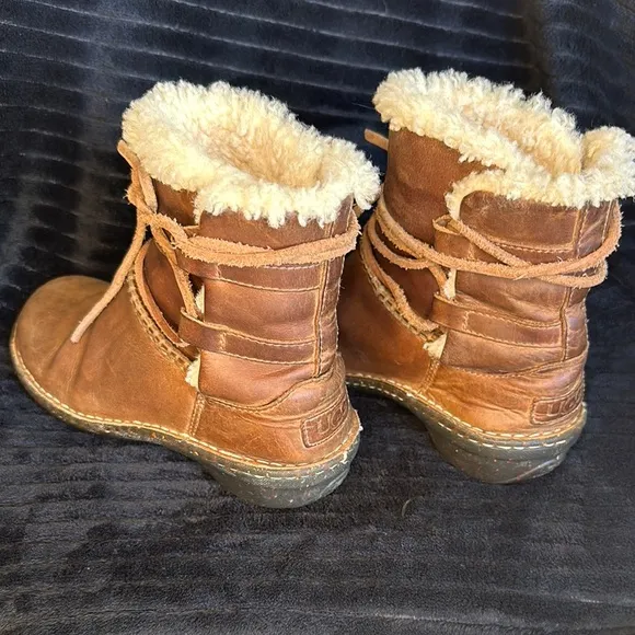 Women's Caspia UGG Boots Size 6 Used Beautiful Sheepskin Boots Retail $154