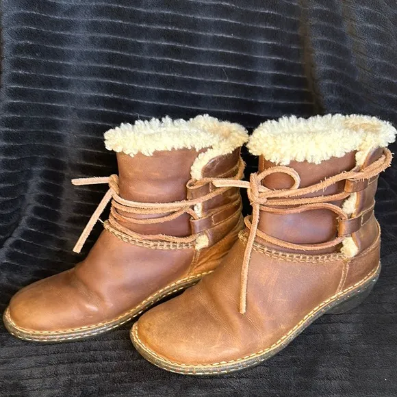 Women's Caspia UGG Boots Size 6 Used Beautiful Sheepskin Boots Retail $154