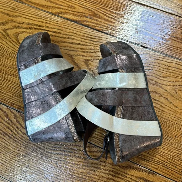 Y2K style Pierre Dumas platform wedge sandals. Cork soles. Size 6. Silver/bronze